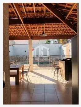 Casa 193m2 com piscina na zona Leste